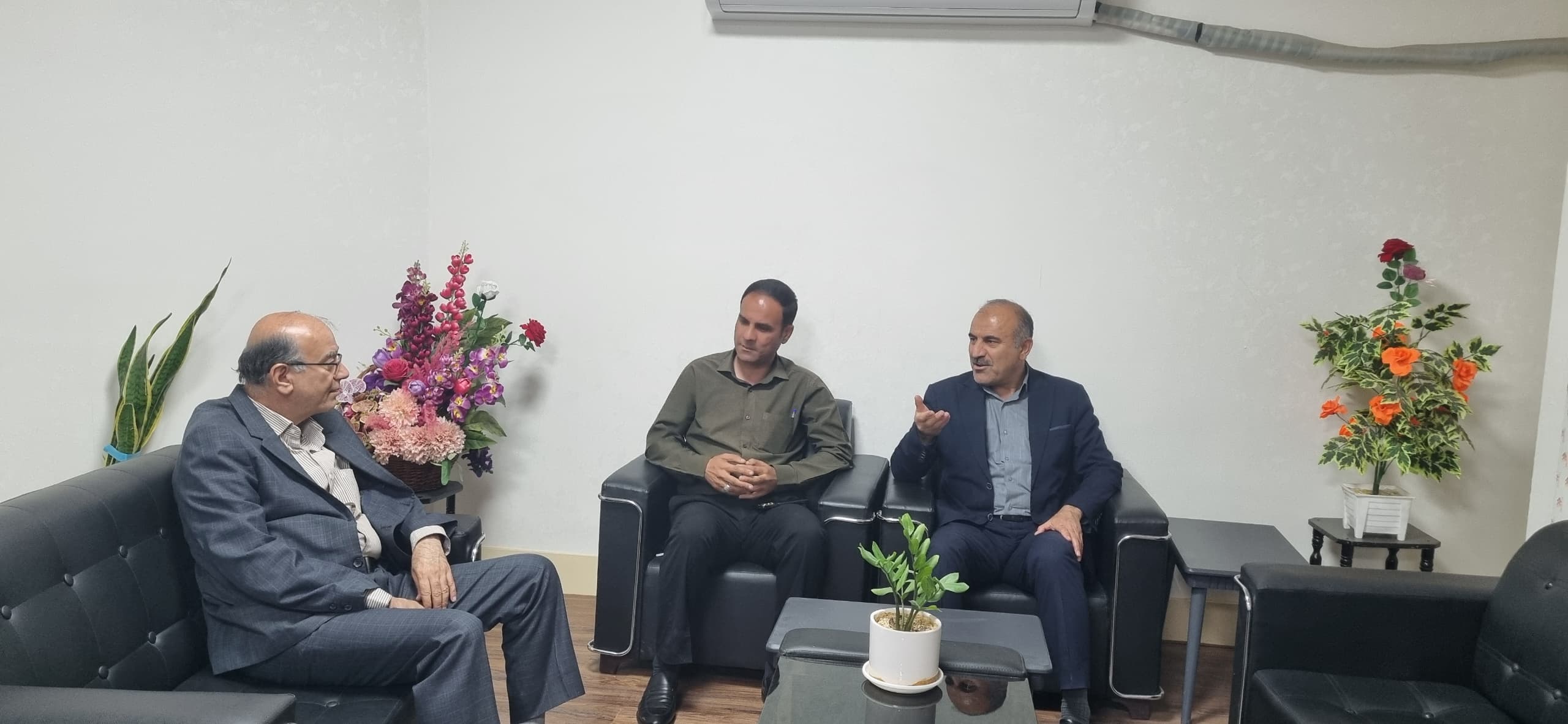 نام و یاد شهدا همیشه باید زنده نگه داشته شود