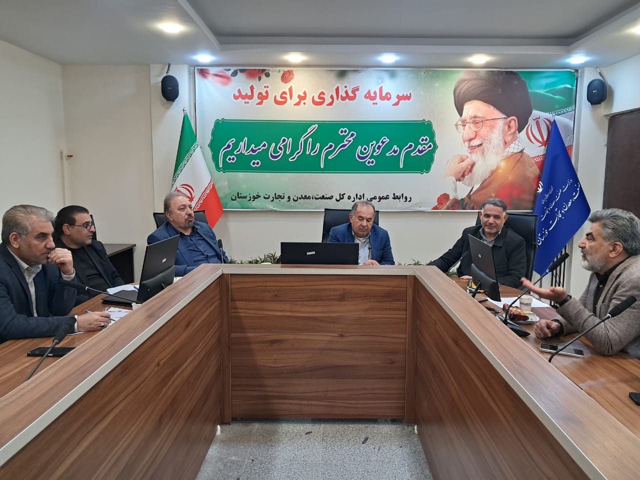 جلسه بررسی روند جذب و توزیع کالاها و مایحتاج عمومی توسط فروشگاه‌های زنجیره‌ای خوزستان برگزار شد.