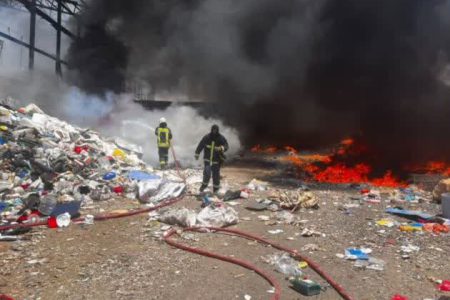 مهار سه حریقِ همزمان در کوتعبدالله؛ از انبار ضایعات تا واحد مسکونی