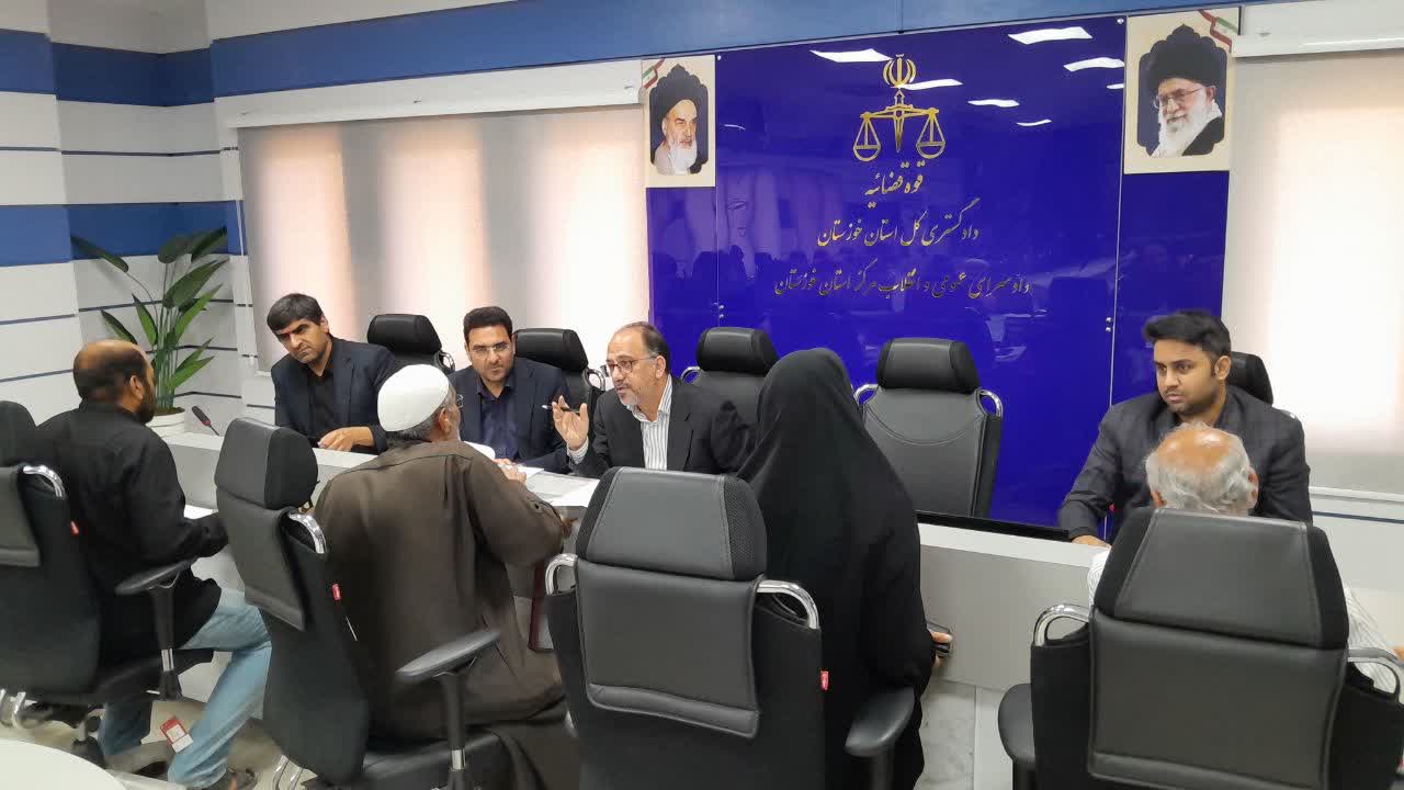 رسیدگی بی واسطه به درخواست بیش از ۳۸ مراجعه کننده در دیدار مردمی با دادستان مرکز خوزستان